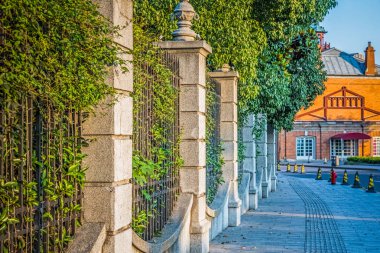 Şehir manzaralı ve ufuk çizgisi olan boş asfalt yolu