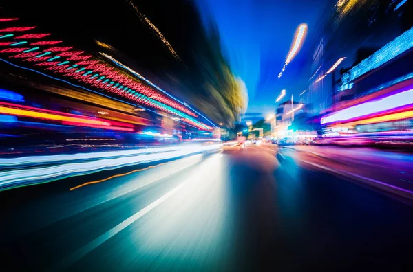 夜の街で車の光の道 — ストック写真