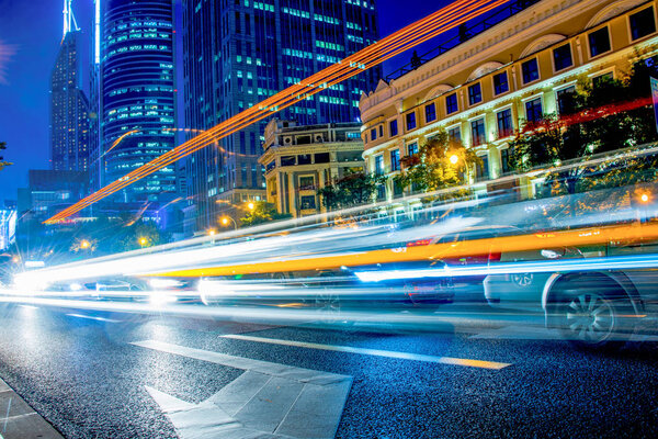 Вид на город ночью с дорожным движением и светофором в Шанхае
