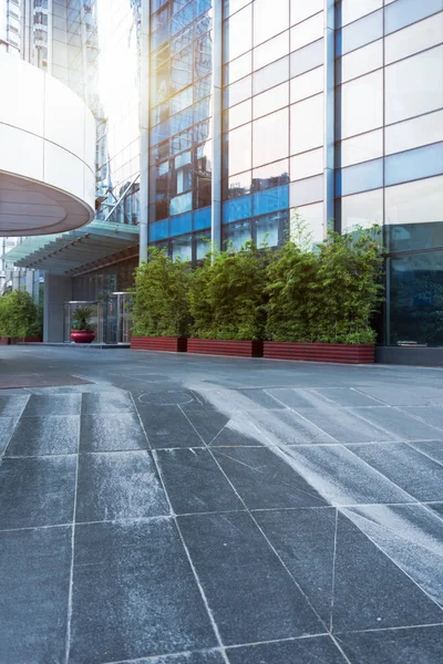 modern arka planda bina ile boş tuğla zemin