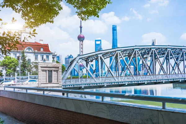 Shanghai Cityscape with Waibaidu Bridge — Stock Photo, Image