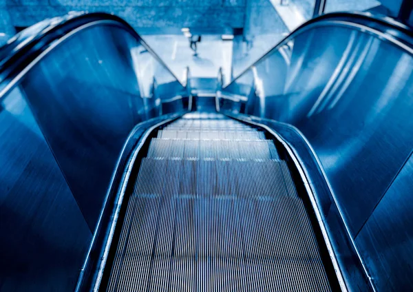 Vista de escaleras mecánicas en una estación de metro de China . —  Fotos de Stock