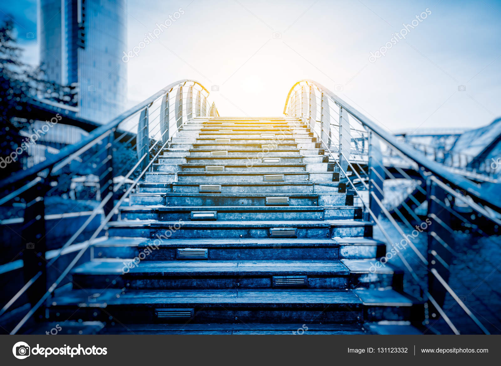 Сходи сейчас. Лестница вверх. Ступеньки. Карьера лестница. Лестница наверх.
