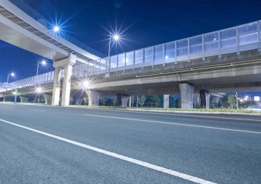 Işıklı şehir sokak karşı açık gökyüzü gece, Shanghai, Çin.
