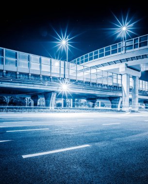 Çin'deki modern şehir boş asfalt yolda.