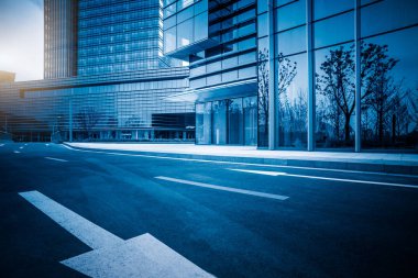 boş asfalt yol ile cityscape ve Shanghai manzarası, gece.