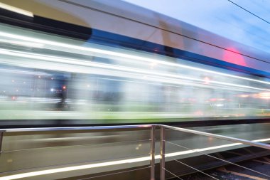 Shanghai istasyonu bırakarak gece bulanık tren.