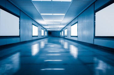 Işıklı metro istasyonu, Şanghay'da mavi tonu