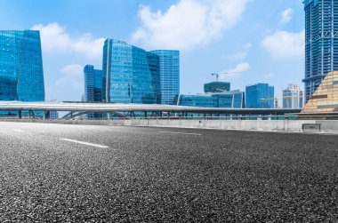 Boş asfalt yol ile modern şehir Şanghay, Çin.