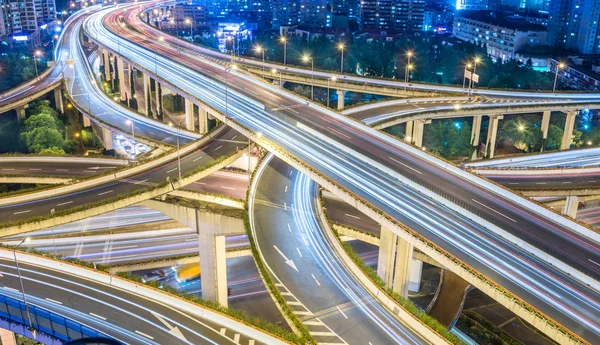 Veduta aerea del cavalcavia di Shanghai di notte in Cina . — Foto Stock