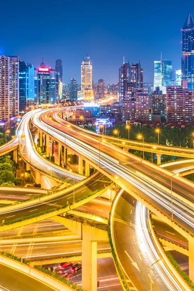 Vista aérea del paso elevado de Shanghai en la noche en China . — Foto de Stock