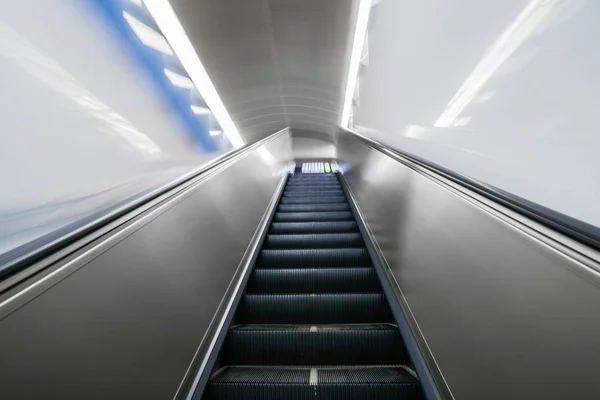 Escaleras mecánicas en una estación de metro, Shanghai, China . —  Fotos de Stock