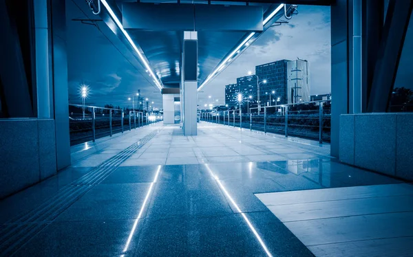 青のトーンで上海の照らされた地下鉄駅 — ストック写真