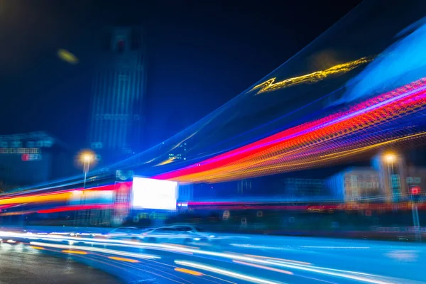 Leere Asphaltstraße durch die moderne Stadt in Shanghai, China. — Stockfoto