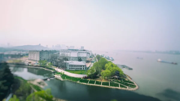Vista aérea de la ciudad contra el río en Shanghai, China . —  Fotos de Stock