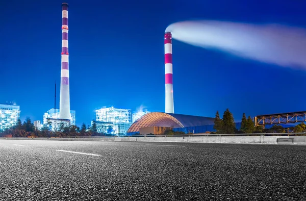 Fabrika gece gökyüzüne karşı duman deste ile. — Stok fotoğraf