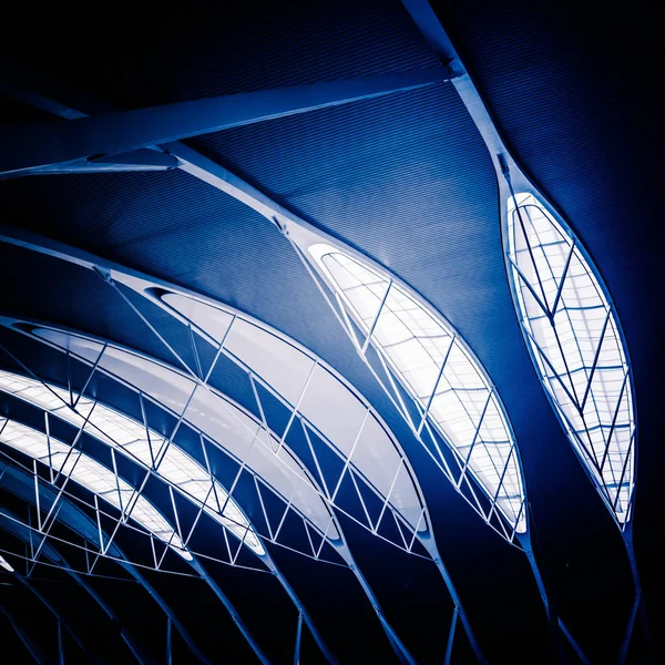 Techo de cristal de edificio moderno en tono azul . — Foto de Stock