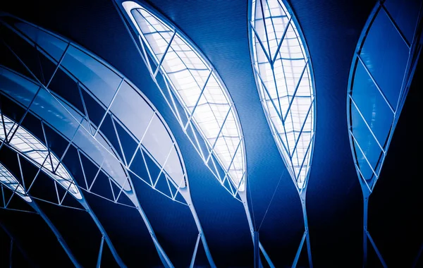 Mavi tonda modern binanın cam çatı.