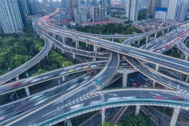 Arka plan içinde gökdelenler ile Shanghai karayolu yüksek-açılı görünüş.