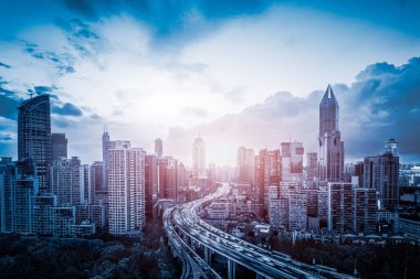 Trafik üzerinde Road, Shanghai cityscape arka planda ile.