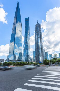 Şanghay, Çin finans merkezi önünde boş asfalt yol.