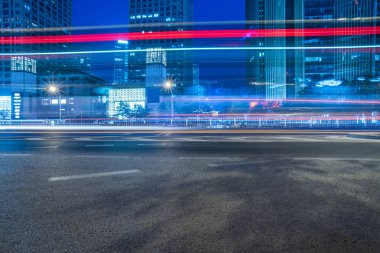 Çin şehri kentsel Caddesi üzerinde trafik lambası yollar.