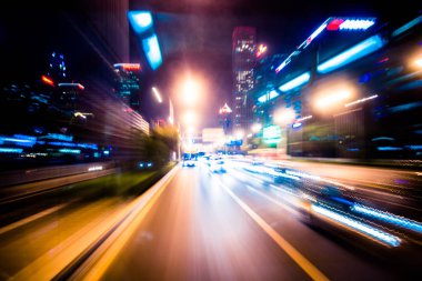 yolda trafik lambası yollar geceleri Çin'bulanık..