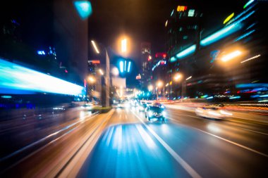 yolda trafik lambası yollar geceleri Çin'bulanık..