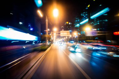 yolda trafik lambası yollar geceleri Çin'bulanık..
