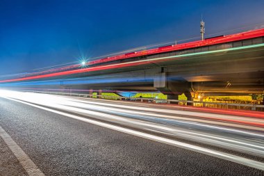 yolda trafik lambası yollar geceleri Çin'bulanık..