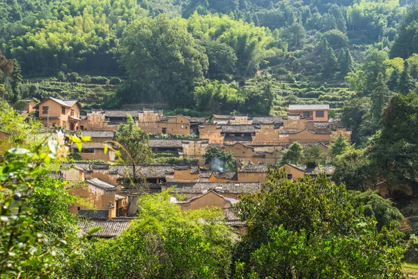 Toits de vieilles maisons de village chinois . — Photo