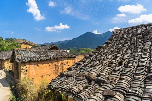 Tetti di vecchie case di villaggio cinesi . — Foto Stock