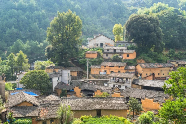Casas rurales en pueblo antiguo en China . —  Fotos de Stock