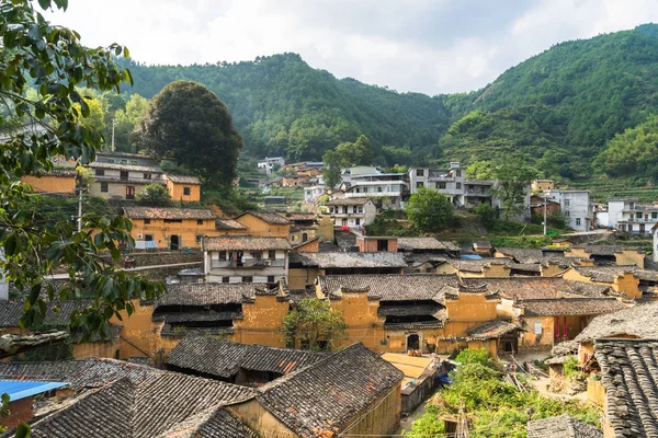 Αγροικίες σε αρχαίο χωριό στην Κίνα. — Φωτογραφία Αρχείου
