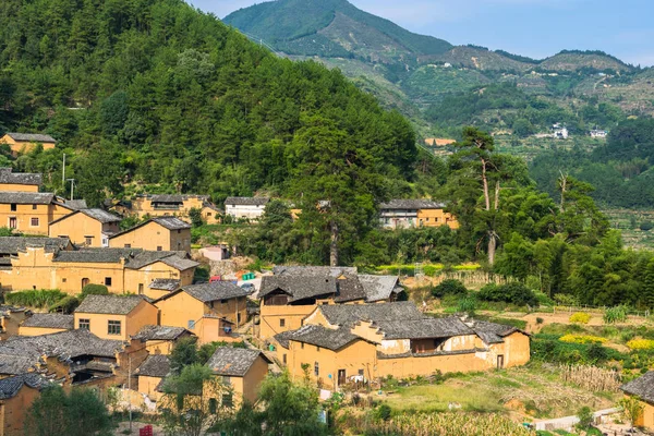 Casas rurales en pueblo antiguo en China . —  Fotos de Stock