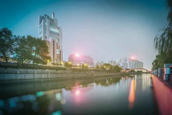 Centro ciudad skyline a lo largo del río en Beijing, China . — Foto de Stock