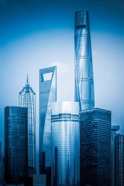 Nowoczesny wieżowiec budynku w niebieskim odcieniu, Shanghai, Chiny. — Zdjęcie stockowe