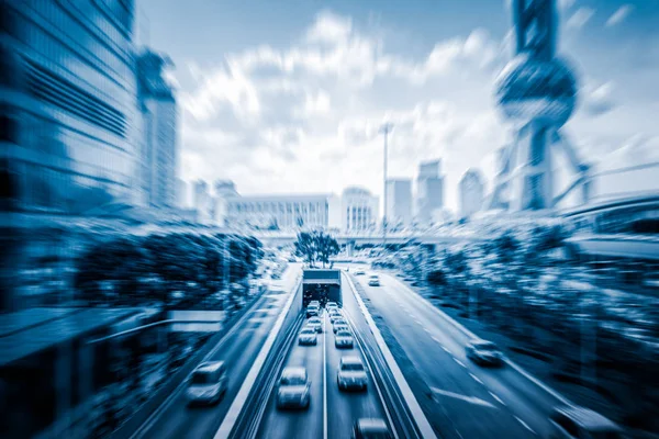 Straßenverkehr in Shanghai mit Stadtbild im Hintergrund. — Stockfoto