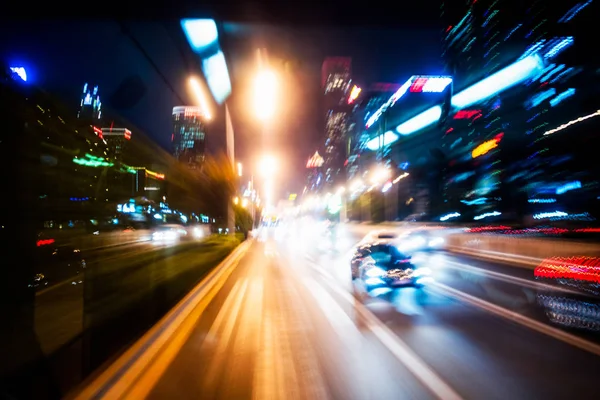中国の夜の道路上のトラフィックの光コースをぼやけ. — ストック写真