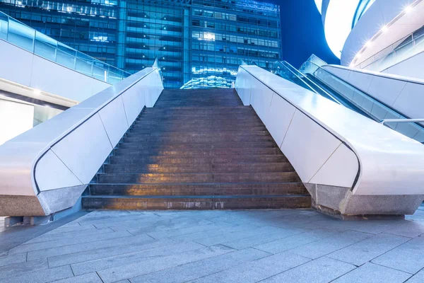 Escalera que conduce hacia edificios modernos en China . —  Fotos de Stock