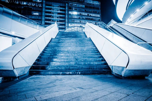 Escalera que conduce hacia edificios modernos en China . —  Fotos de Stock