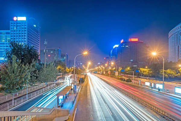 Trilhas de semáforo borradas na estrada à noite na China . — Fotografia de Stock