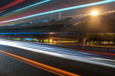 Çin şehri kentsel Caddesi üzerinde trafik lambası yollar.