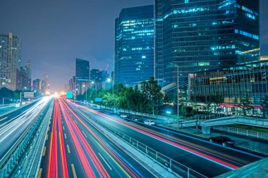 yolda trafik lambası yollar geceleri Çin'bulanık..