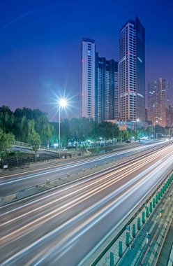 yolda trafik lambası yollar geceleri Çin'bulanık..