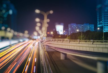 Çin şehri kentsel Caddesi üzerinde trafik lambası yollar.