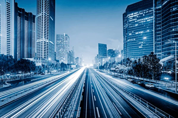 yolda trafik lambası yollar geceleri Çin'bulanık..