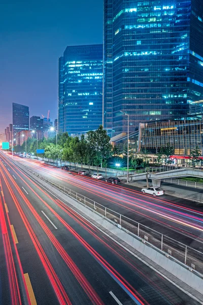 Los senderos difuminados del semáforo en la carretera por la noche en China . — Foto de Stock