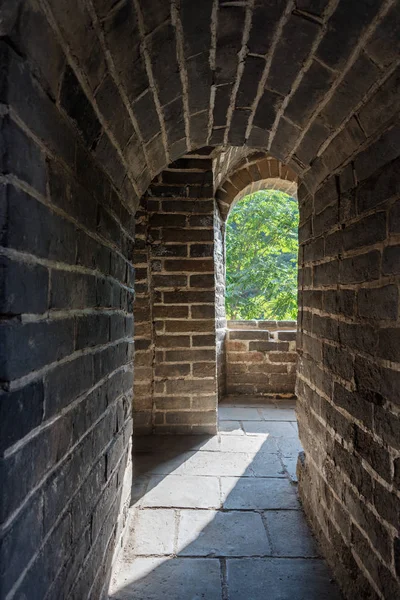 中国的长城是一系列的由石头、 砖、 夯实的泥土、 木头和其他材料，一般建东到西线沿线跨越历史的北部边界的中国，保护中国的国家和帝国的防御工事 — 图库照片