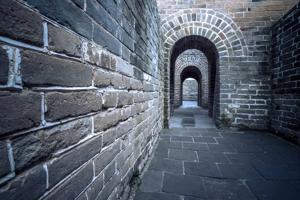 中国的长城是一系列的由石头、 砖、 夯实的泥土、 木头和其他材料，一般建东到西线沿线跨越历史的北部边界的中国，保护中国的国家和帝国的防御工事 — 图库照片